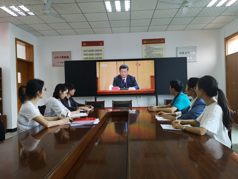 （圖片1：實中黨員認真學(xué)習習近平總書記在紀念五四運動100周年大會(huì)上的重要講話精神）.jpg