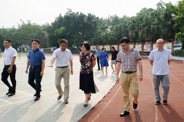 20190826-市委宣傳部餘麗部長(cháng)教育局陳昆局長(cháng)檢查樂山實中開(kāi)學(xué)工作015.jpg