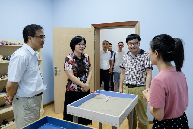 20190826-市委宣傳部餘麗部長(cháng)教育局陳昆局長(cháng)檢查樂山實中開(kāi)學(xué)工作021.jpg