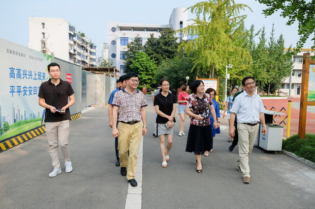 20190826-市委宣傳部餘麗部長(cháng)教育局陳昆局長(cháng)檢查樂山實中開(kāi)學(xué)工作024.jpg